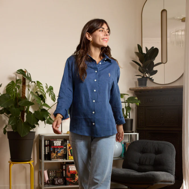 Découvrez la chemise en lin bleu marine Gratitude, Made in France. Disponible sur L'Habit Français. - image 1
