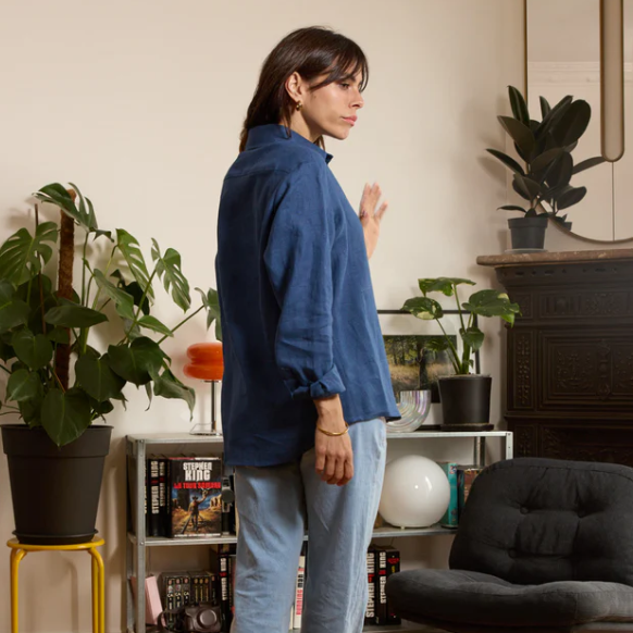 Découvrez la chemise en lin bleu marine Gratitude, Made in France. Disponible sur L'Habit Français. - image 2