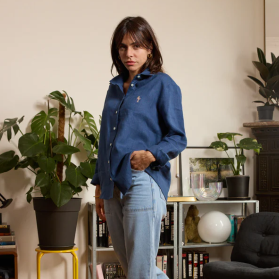 Découvrez la chemise en lin bleu marine Gratitude, Made in France. Disponible sur L'Habit Français. - image 3